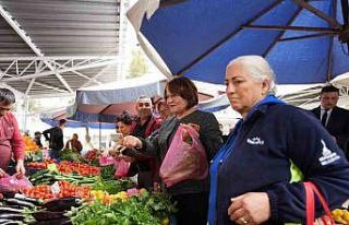 Başkan Gençay pazar esnafı ile bayram öncesi bir...