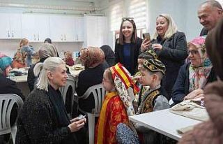 Başkan Subaşı mukabele programına katılan kadınlarla...