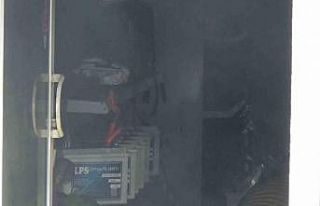 Batarya dükkanında yangın çıktı, bina tahliye...