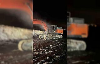 Batman Oymataş OSB şantiyesinde iş makinesi yakıldı