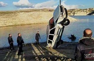 Batman’da nehir kıyısına park edilen araç suya...
