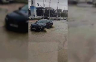 Batman’da sağanak yağış nedeniyle yollar göle...