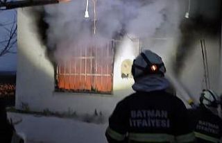 Batman’da tek katlı ev alevlere teslim oldu