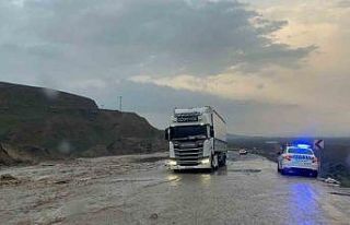 Batman’da yağmur sonrası sulama kanalı taştı:...