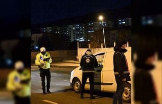 Bayburt polisi huzur ve güven için denetimlerini...