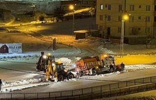 Bayburt’ta kara saplanan tuzlama aracı kepçe ve...