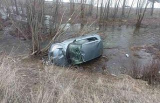 Bayburt’ta otomobil dereye uçtu: Sürücü hafif...