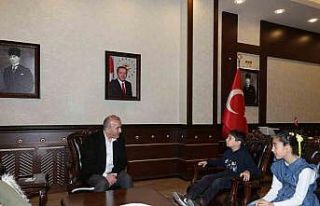 Bayrak nöbeti tutan minik öğrenciler Vali Hatipoğlu’nun...