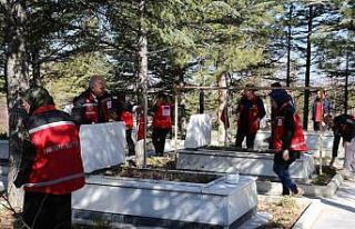 Bayram öncesinde şehitlik temizlendi