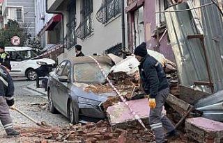 Beşiktaş’ta metruk bina park halindeki aracın...