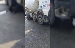 Beton mikserinin altında kalan motosikletli feci...
