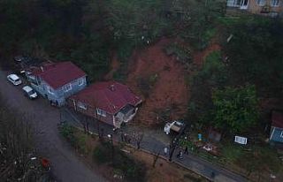 Beykoz’da toprak kayması: Tek katlı ev ve otomobil...