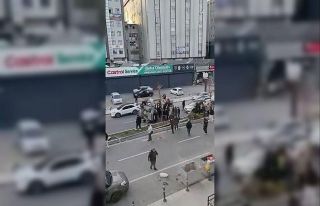 Beylikdüzü’nde direğe çarpan araç takla attı