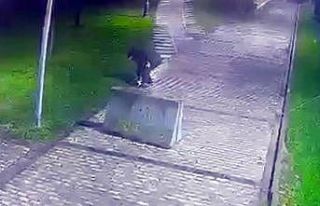 Beyoğlu’nda parkta düşürülen telefonu çaldı,...