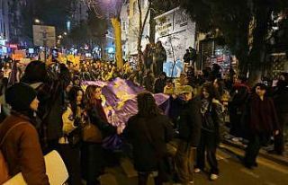 Beyoğlu’nda yasak dinlemeyen 5 gösterici gözaltına...