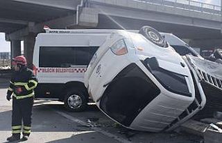 Bilecik’te halk minibüsü ile kırmızı ışık...