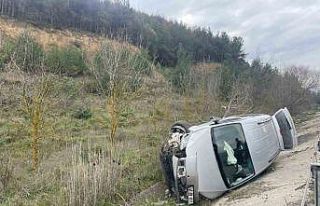 Bilecik’te şarampole uçan araçtaki 2 kişi yaralandı