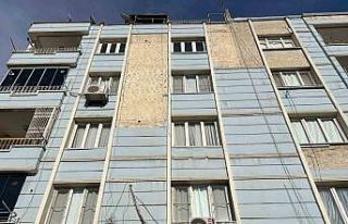 Binadan dökülen parçalar hastanelik etti