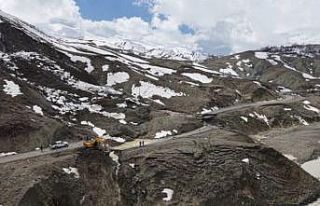 Bingöl’de heyelan sonucu çöken ve kayan yolda...