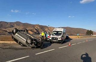 Bingöl’de otomobil takla attı: 2 yaralı