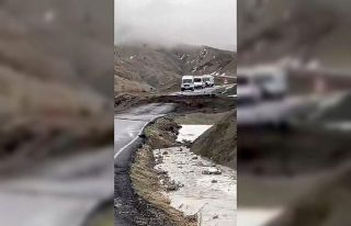 Bingöl’de toprak kayması sonucu yol çöktü:...