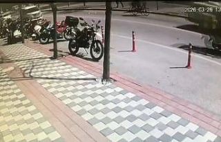 Bisikletli vatandaşın cebinden paralar yola saçıldı,...