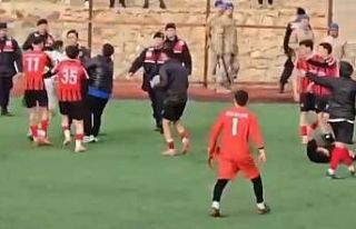 Bitiş düdüğü ile birlikte yeşil saha ringe döndü