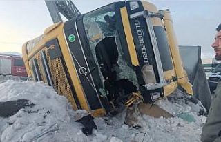 Bitlis’te iki tır devrildi, 1 kişi yaralandı