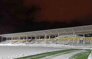 Bitlis’te karla kaplı stat temizlendi