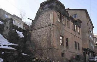Bitlis’te tarihi evler kışın ardından alarm...