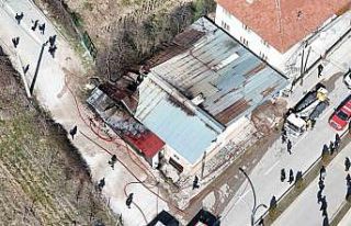 Bolu’da mobilya atölyesiyle bitişikteki ev alevlere...