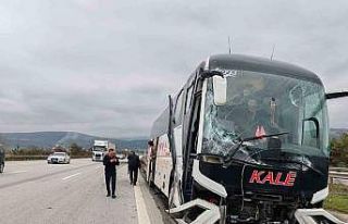 Bolu’da yolcu otobüsü ile çarpışan tır refüje...