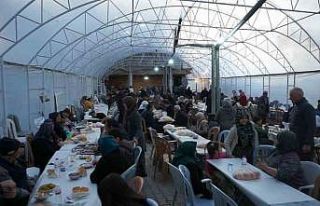 Bu köyde herkes aynı sofrada iftar yapıyor