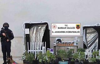 Burdur’da evi uyuşturucu imalathanesine çeviren...