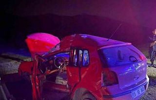 Burdur’da kontrolden çıkan otomobil levhaya çarptı:...