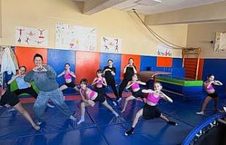 Burhaniye’ de anneler ve çocukları birlikte spor...