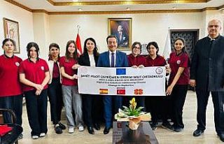 Burhaniye’de öğrenci proje ekibi Kaymakam Atilla’yı...