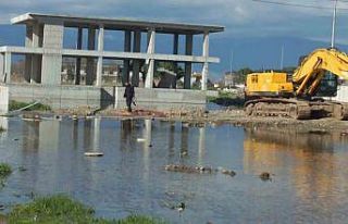 Burhaniye’de pis koku yol değiştirtti