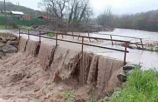 Bursa’da aşırı yağışlar köprüyü trafiğe...