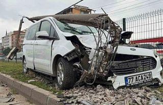Bursa’da direğe çarpan otomobildeki, 2 kişi yaralandı