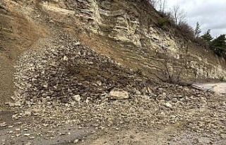 Bursa’da heyelan yolu kapattı