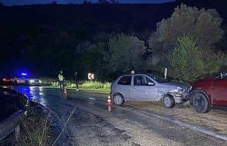 Bursa’da iki otomobil çarpıştı: 1 kişi yaralandı,...