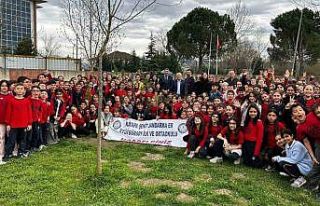 Bursa’da ilköğretim öğrencileri selvi fidanı...