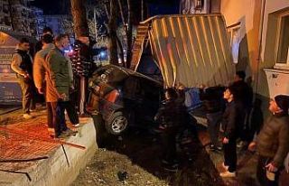 Bursa’da kontrolden çıkan araç apartmanın bahçesine...