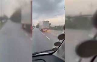Bursa’da korku dolu anlar, direği deviren TIR olay...