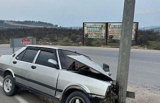 Bursa’da otomobil direğe çarptı, 1 yaralı