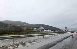 Bursa’da su birikintisine giren otomobil mahsur...