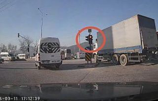Bursa’da sürücüler kırmızı ışıkta durmadı