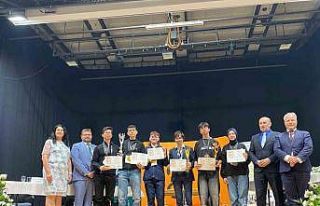 Bursalı öğrencilerden Çekya’da robotik başarısı