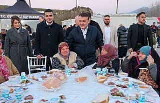 Büyük yangın sonrası yaralarını saran vatandaşlar...